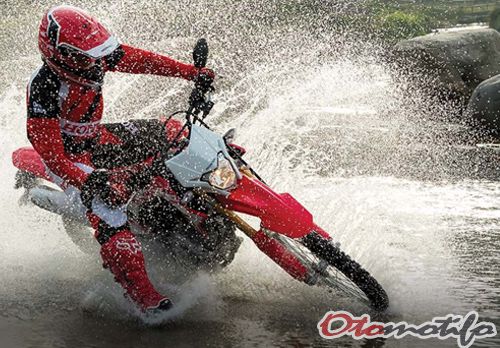  Motor ini akan bersaing melawan Kawasaki KLX  Harga Honda CRF150L 2019 dan Spesifikasi Terbaru