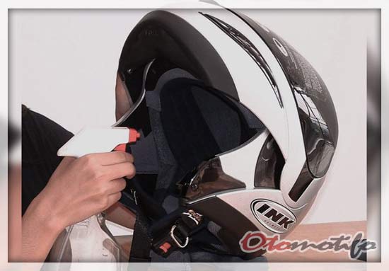  Helm yang kotor akan mengeluarkan bacin tidak sedap Cara Mencuci Helm Sendiri Yang Benar Agar Wangi